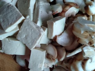 香菇肉片儿汤的做法步骤：2