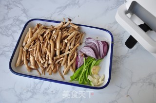 干锅茶树菇的做法步骤：2