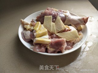 老鸭山药胡萝卜薏米汤的做法步骤：1