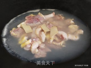 老鸭山药胡萝卜薏米汤的做法步骤：2