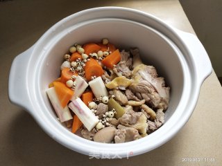 老鸭山药胡萝卜薏米汤的做法步骤：7