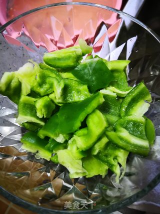 青椒炒平菇的做法步骤：2