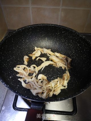 青椒炒平菇的做法步骤：3