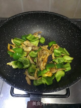 青椒炒平菇的做法步骤：4