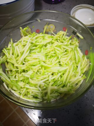 西葫芦鸡蛋饼的做法步骤：1