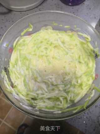 西葫芦鸡蛋饼的做法步骤：3