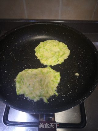 西葫芦鸡蛋饼的做法步骤：4
