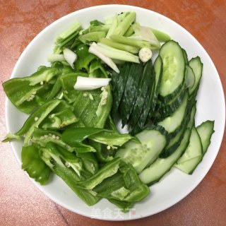 麻辣香瓜鳝鱼的做法步骤：1