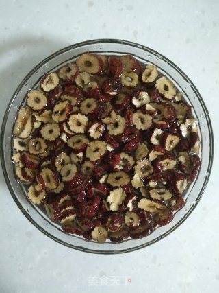 桂圆红枣牛奶饮的做法步骤：1