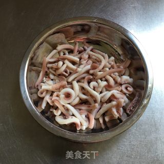 葱爆鱿鱼丝的做法步骤：1