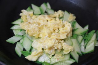 黄瓜炒鸡蛋的做法步骤：5
