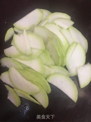 蒜蓉炒蒲瓜的做法步骤：1