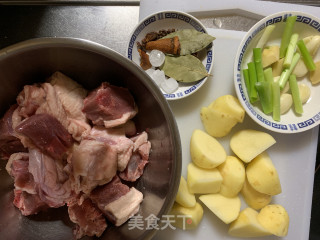土豆炖鸭的做法步骤：1