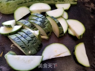 虾米彩椒炒西葫芦瓜的做法步骤：2