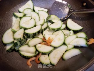 虾米彩椒炒西葫芦瓜的做法步骤：7