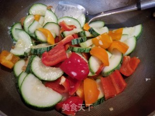 虾米彩椒炒西葫芦瓜的做法步骤：8