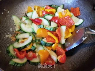 虾米彩椒炒西葫芦瓜的做法步骤：9