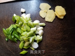 南瓜糖醋排骨的做法步骤：1