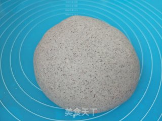 黑香米面火腿花卷的做法步骤：4