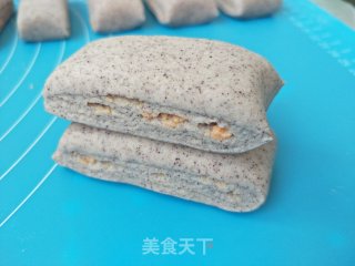 黑香米面火腿花卷的做法步骤：10