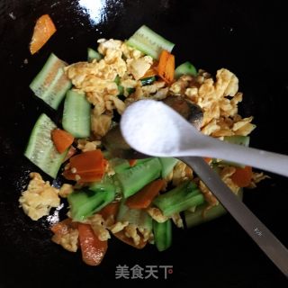 黄瓜胡萝卜炒鸡蛋的做法步骤：7