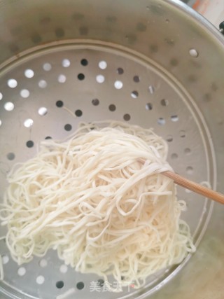 家庭版焖面，让你几分钟就一大碗，口水流了吗的做法步骤：4