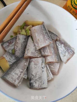 香煎刀鱼的做法步骤：1