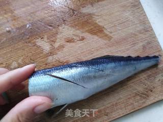 香煎秋刀鱼的做法步骤：2