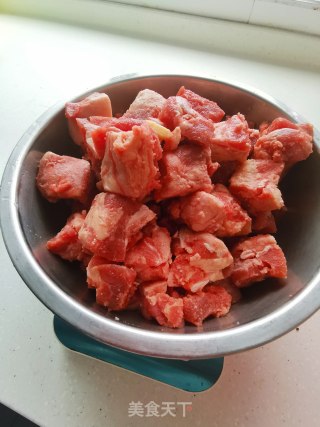 砂锅牛腩的做法步骤：1