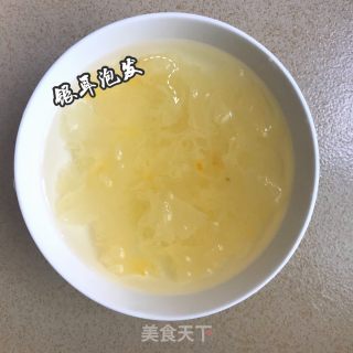 夏日甜品：海带银耳芡实糖水的做法步骤：1
