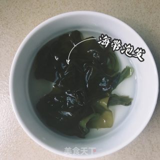 夏日甜品：海带银耳芡实糖水的做法步骤：2