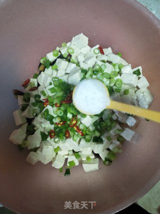 小葱皮蛋拌豆腐的做法步骤：4