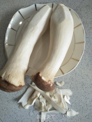 手撕杏鲍菇的做法步骤：2