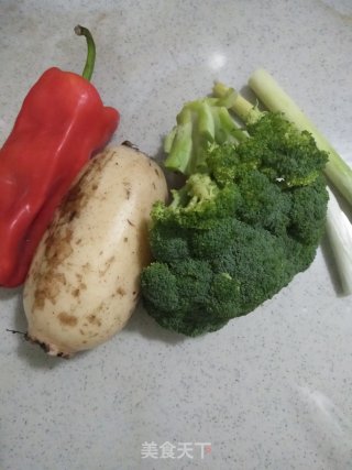 西兰花莲藕炒甜椒的做法步骤：1