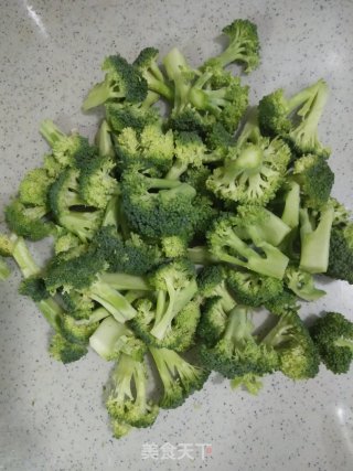 西兰花莲藕炒甜椒的做法步骤：2