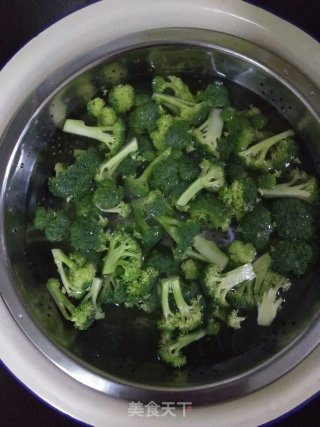 西兰花莲藕炒甜椒的做法步骤：3