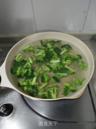 西兰花莲藕炒甜椒的做法步骤：4