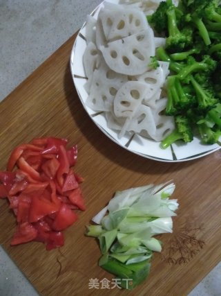 西兰花莲藕炒甜椒的做法步骤：8