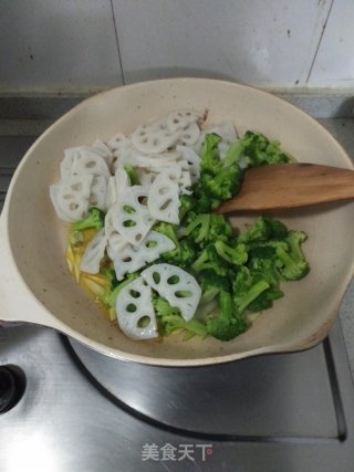 西兰花莲藕炒甜椒的做法步骤：11