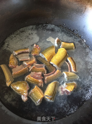 鳝鱼排骨汤的做法步骤：3