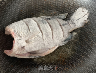 炖罗非鱼的做法步骤：2