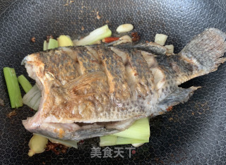 炖罗非鱼的做法步骤：5