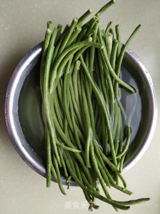 土猪肉炒豆角的做法步骤：1
