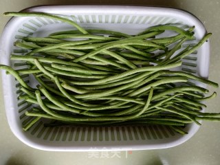 土猪肉炒豆角的做法步骤：2