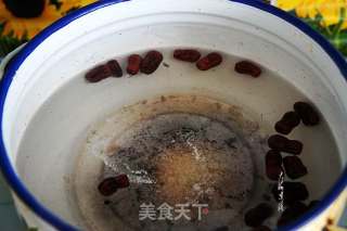 红枣枸杞黑小米粥的做法步骤：2
