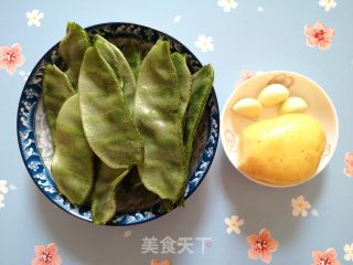 土豆丝炒梅豆的做法步骤：1