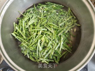 土豆丝炒梅豆的做法步骤：3