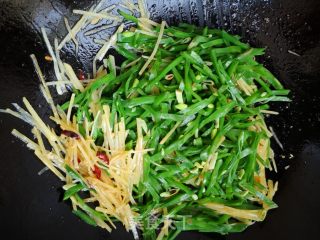 土豆丝炒梅豆的做法步骤：9