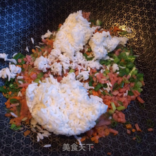胡萝卜香肠炒饭的做法步骤：4