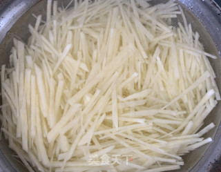 土豆丝的做法步骤：1